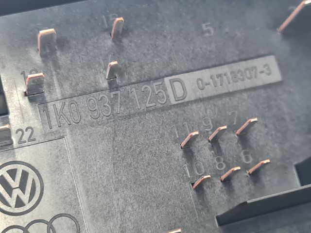 bontott VW GOLF VI Biztosítéktábla Motortér