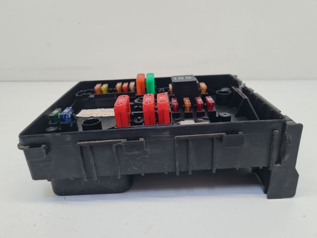 bontott VW GOLF VI Biztosítéktábla Motortér