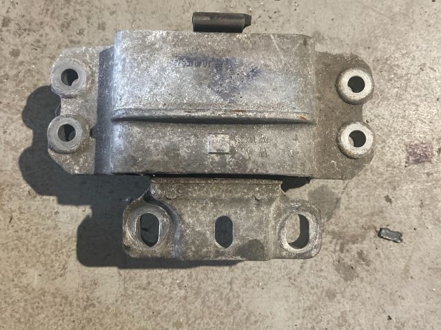 bontott VW GOLF VI Motor Tartó Bak (Fém)