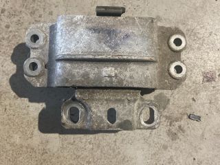 bontott VW GOLF VI Motor Tartó Bak (Fém)