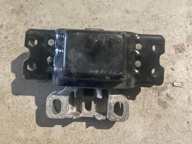 bontott VW GOLF VI Motor Tartó Bak (Fém)