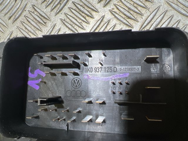 bontott VW GOLF VI Biztosítéktábla Motortér