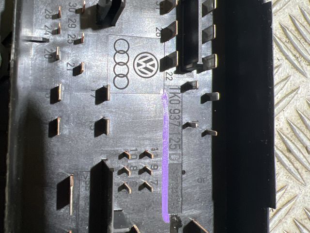 bontott VW GOLF VI Biztosítéktábla Motortér