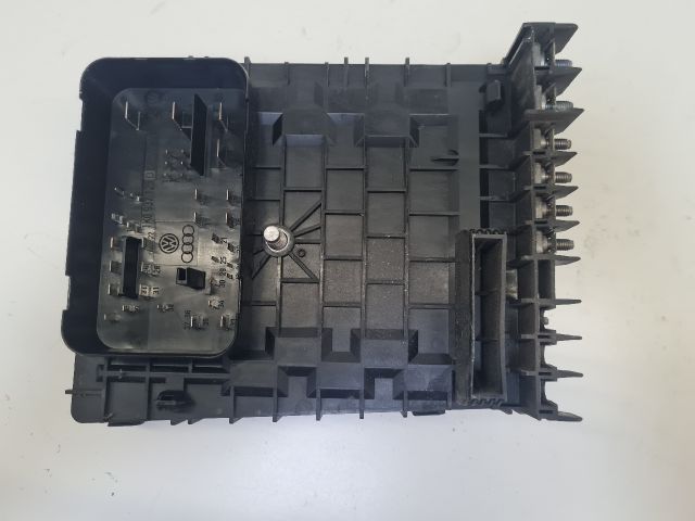 bontott VW GOLF VI Biztosítéktábla Motortér