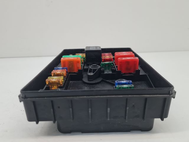 bontott VW GOLF VI Biztosítéktábla Motortér