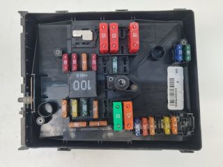 bontott VW GOLF VI Biztosítéktábla Motortér