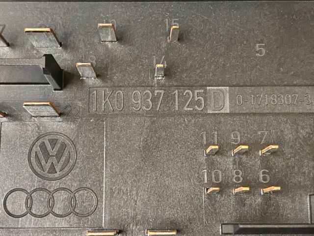 bontott VW GOLF VI Biztosítéktábla Motortér