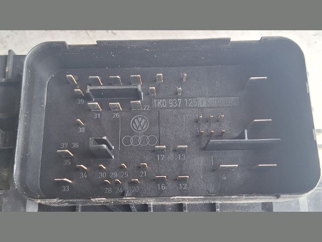 bontott VW GOLF VI Biztosítéktábla Motortér