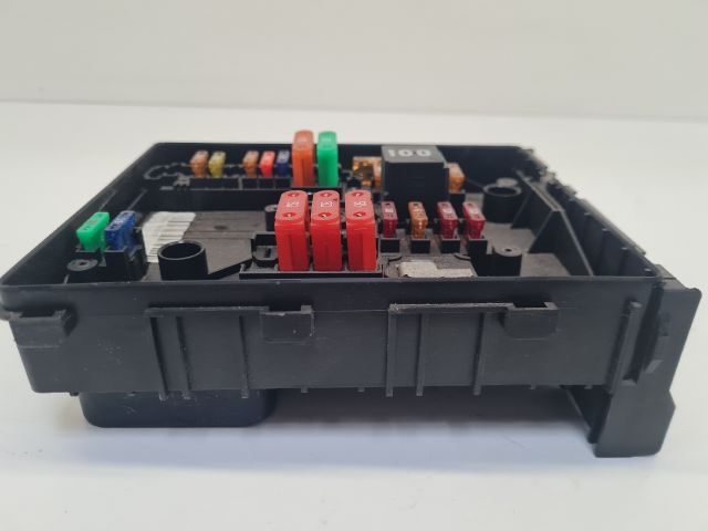 bontott VW GOLF VI Biztosítéktábla Motortér