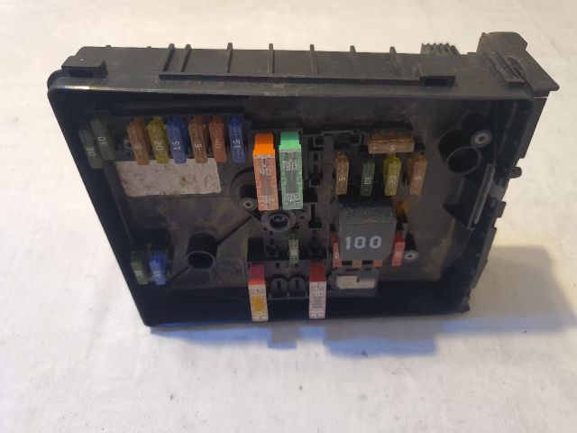 bontott VW GOLF VI Biztosítéktábla Motortér