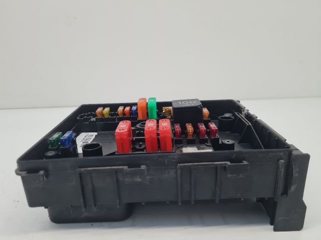 bontott VW GOLF VI Biztosítéktábla Motortér