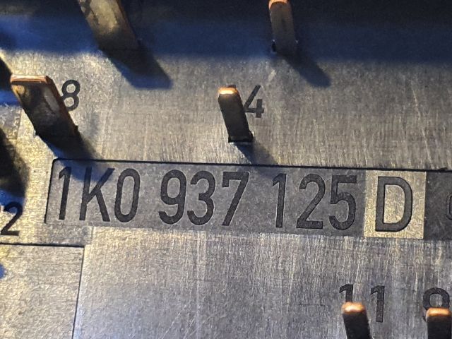 bontott VW GOLF VI Biztosítéktábla Motortér