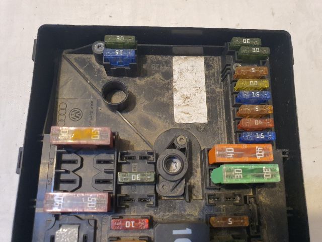 bontott VW GOLF VI Biztosítéktábla Motortér