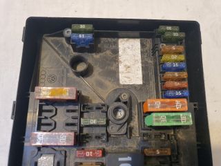 bontott VW GOLF VI Biztosítéktábla Motortér