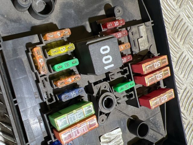 bontott VW GOLF VI Biztosítéktábla Motortér