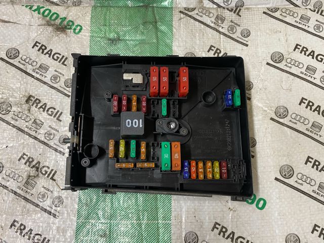 bontott VW GOLF VI Biztosítéktábla Motortér