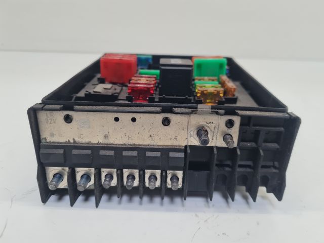 bontott VW GOLF VI Biztosítéktábla Motortér