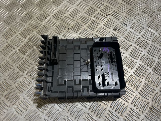 bontott VW GOLF VI Biztosítéktábla Motortér