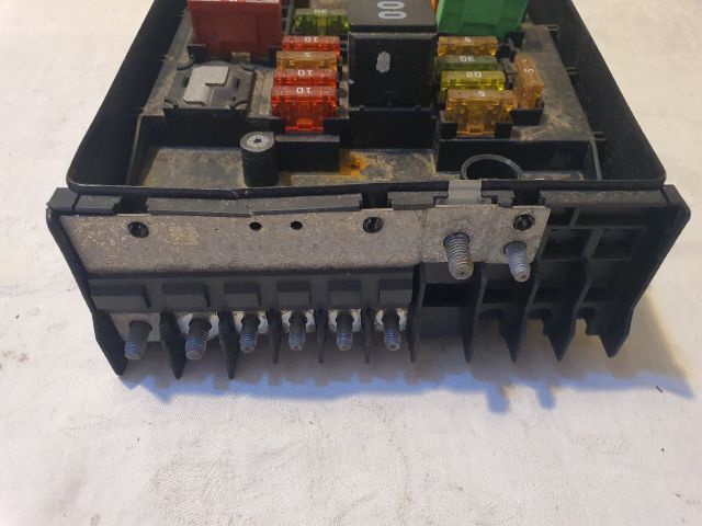 bontott VW GOLF VI Biztosítéktábla Motortér