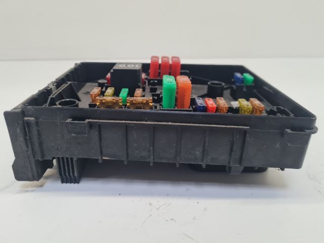 bontott VW GOLF VI Biztosítéktábla Motortér