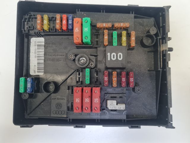 bontott VW GOLF VI Biztosítéktábla Motortér