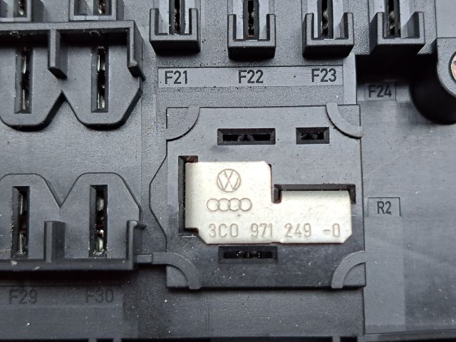 bontott VW GOLF VI Biztosítéktábla Motortér