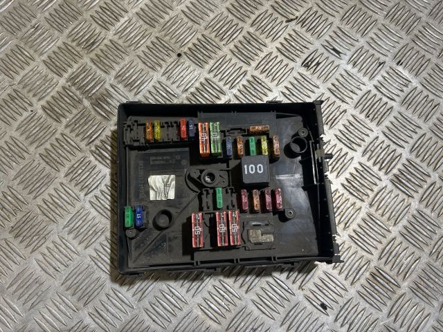 bontott VW GOLF VI Biztosítéktábla Motortér