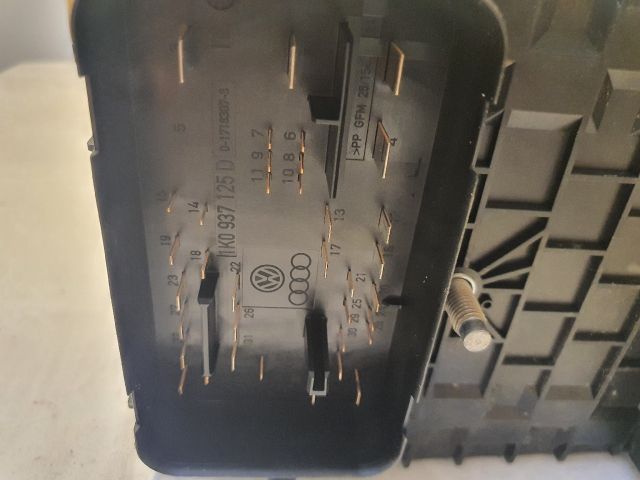 bontott VW GOLF VI Biztosítéktábla Motortér