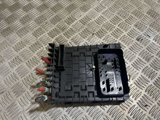 bontott VW GOLF VI Biztosítéktábla Motortér