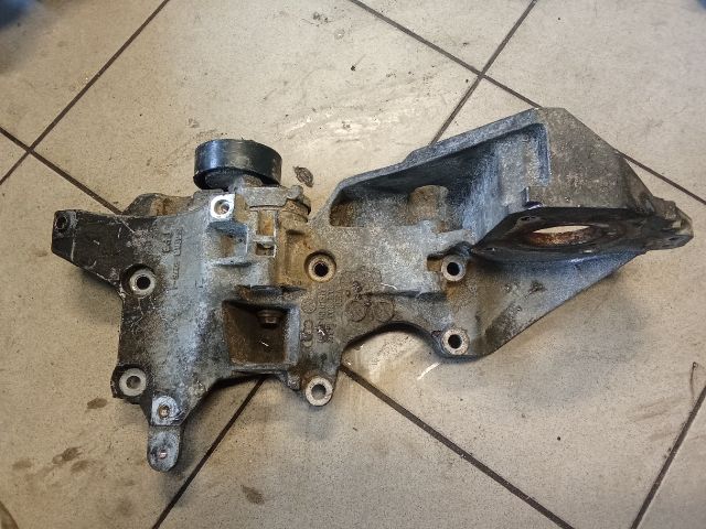 bontott VW GOLF VI Generátor Tartó Bak