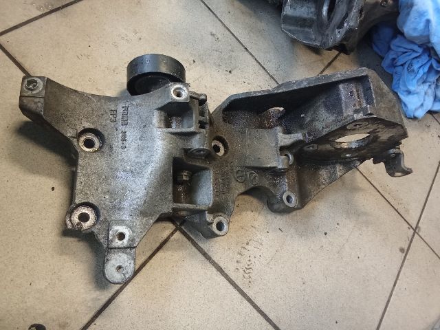 bontott VW GOLF VI Generátor Tartó Bak