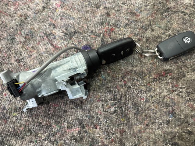 bontott VW GOLF VI Gyújtáskapcsoló Házzal