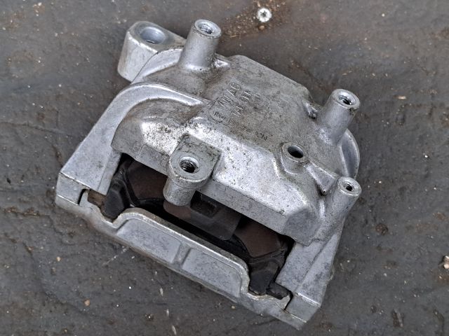 bontott VW GOLF VI Motor Tartó Bak (Fém)