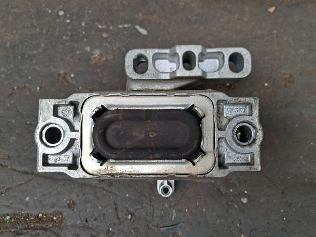 bontott VW GOLF VI Motor Tartó Bak (Fém)