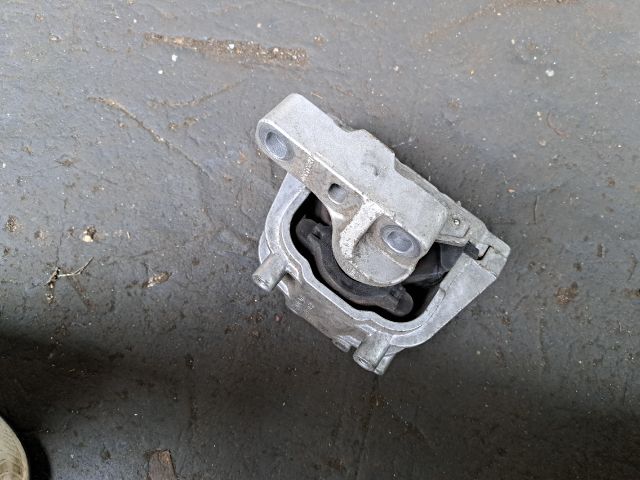 bontott VW GOLF VI Motor Tartó Bak (Fém)