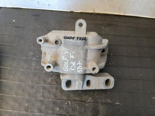 bontott VW GOLF VI Motor Tartó Bak Jobb