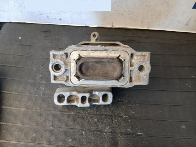 bontott VW GOLF VI Motor Tartó Bak Jobb