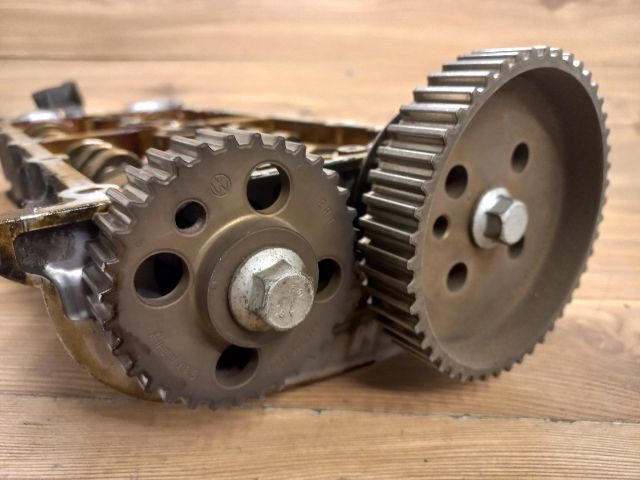 bontott VW GOLF VI Vezérműtengely Házzal