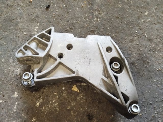 bontott VW GOLF VI Motor Tartó Bak Bal