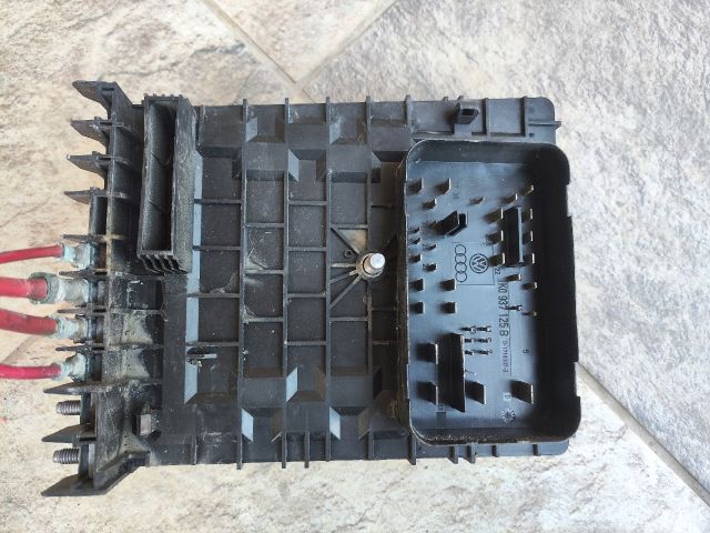 bontott VW GOLF VI Biztosítéktábla Motortér