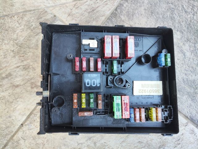 bontott VW GOLF VI Biztosítéktábla Motortér