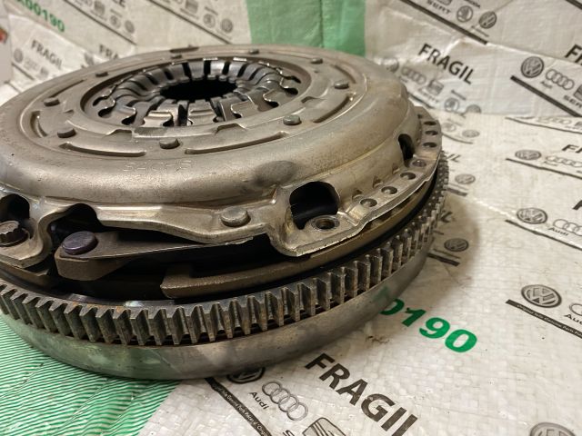 bontott VW GOLF VI Kuplung Szett Lendkerékkel