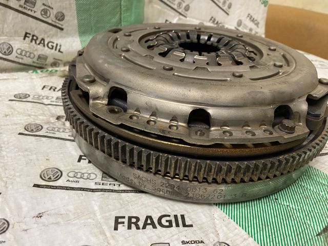 bontott VW GOLF VI Kuplung Szett Lendkerékkel