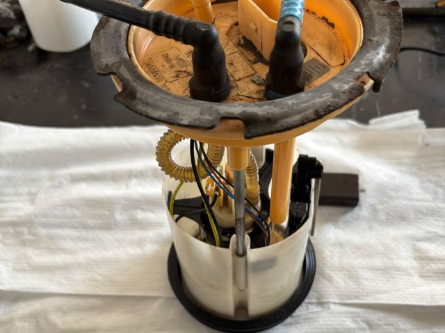 bontott VW GOLF VI Üzemanyag Szivattyú