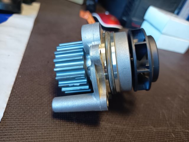 bontott VW GOLF VI Vízpumpa