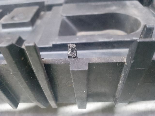 bontott VW GOLF VI Akkumulátor Tartó