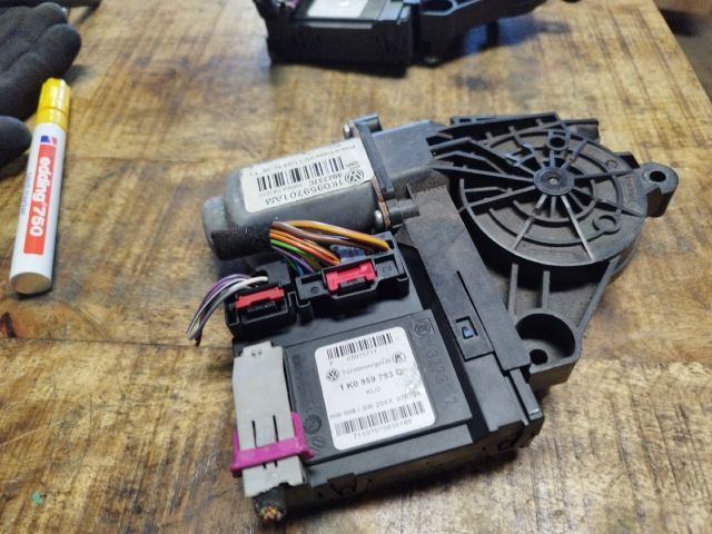 bontott VW GOLF VI Bal első Ablakemelő Motor