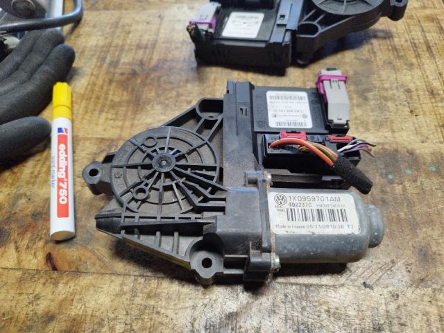 bontott VW GOLF VI Bal első Ablakemelő Motor