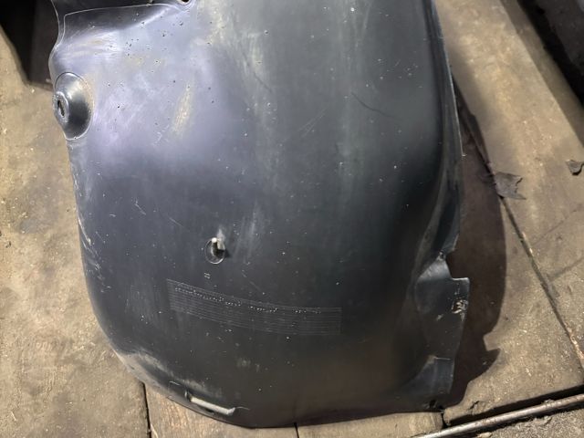 bontott VW GOLF VI Bal első Dobbetét (Kerékjárati, Műanyag)