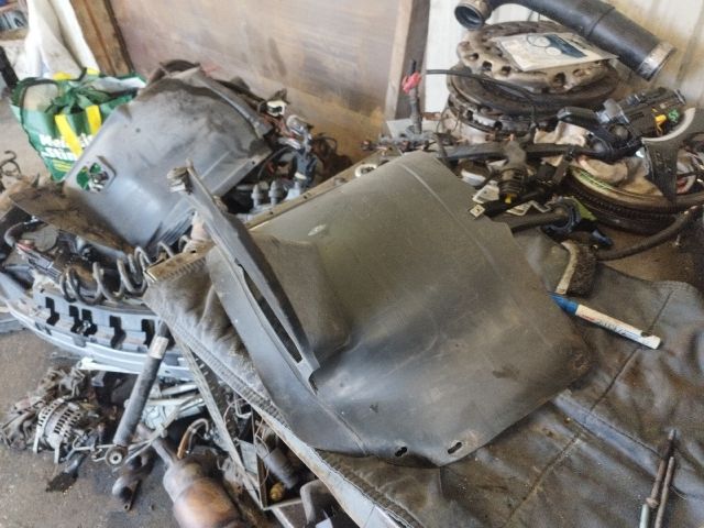 bontott VW GOLF VI Bal első Dobbetét (Kerékjárati, Műanyag)